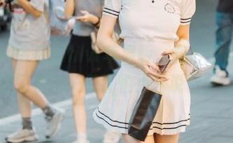 今晚的hlw苹果版，微妙得让我想到了很多…又害怕点开说话了。