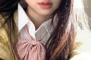在“一起吃瓜”苹果版上刷视频全集，简直像是在做迷惑行为研究，哈哈！