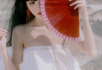 刚打开“五一吃瓜”视频，直播间简直是一场荒诞剧！
