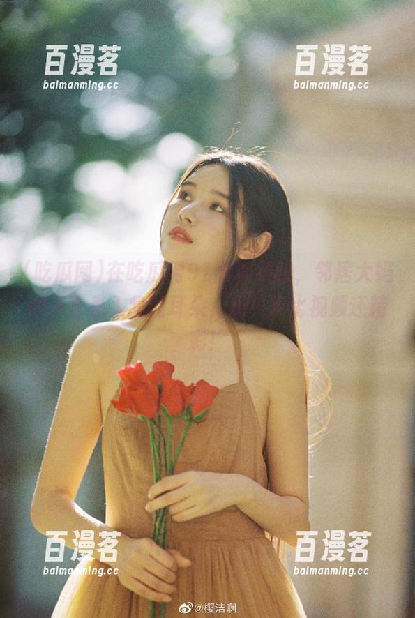 吃瓜网 在吃瓜网91刷视频时,邻居大妈的声音杀入我的耳朵,叹气声比视频还精彩!