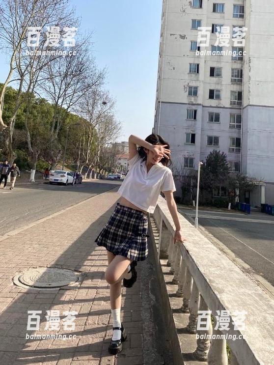 在线追星又追瓜，吃瓜网资源妥妥打包，感觉自己成了“八卦小能手”～心里偷偷得意。