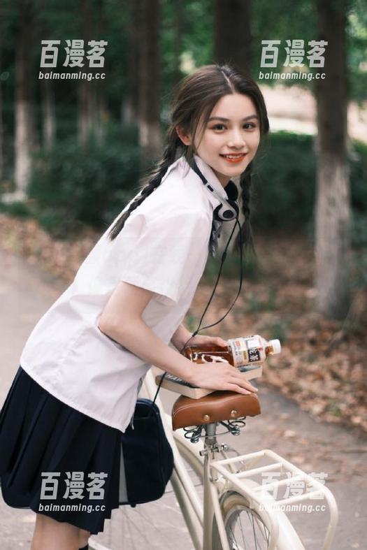 在线一嗑“吃瓜视频app”，像是硬要拼接几段尴尬对白～