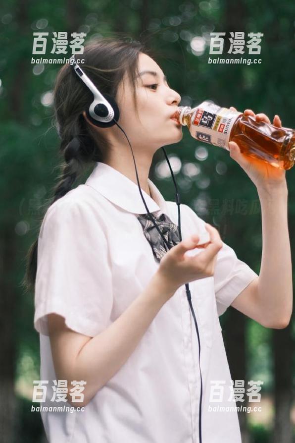 挽着杯咖啡，在黑料吃瓜网站里沉迷翻阅APP的信息！