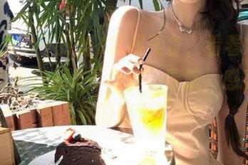 拿起美食，看着“万里长征篇黑料永久不打烊”导航，感受到深夜八卦的魔力了吗？